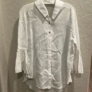 White linen blouse. Cute opening in back at top. Cute fringe hem. Small.